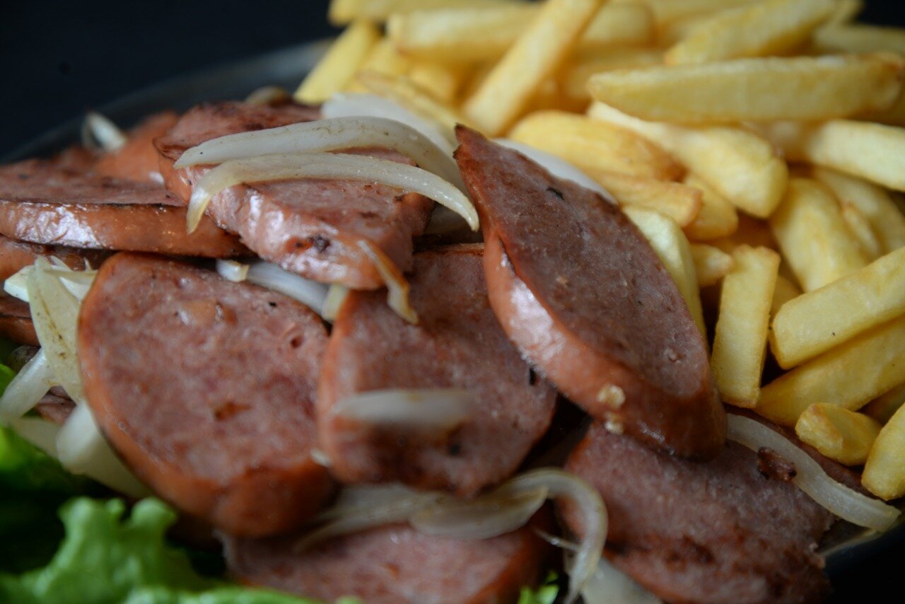 Calabresa acebolada com fritas